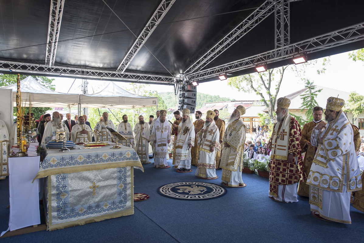 Șase ierarhi prezenți la slujbele de sfințire și binecuvântare ale ansamblului monahal de la Frumoasa