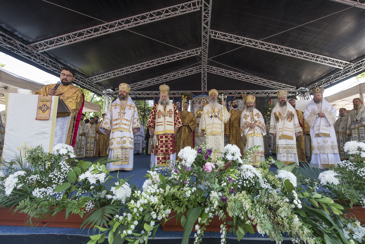 Șase ierarhi prezenți la slujbele de sfințire și binecuvântare ale ansamblului monahal de la Frumoasa