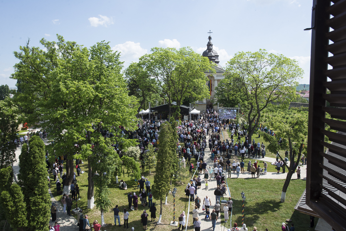 Șase ierarhi prezenți la slujbele de sfințire și binecuvântare ale ansamblului monahal de la Frumoasa