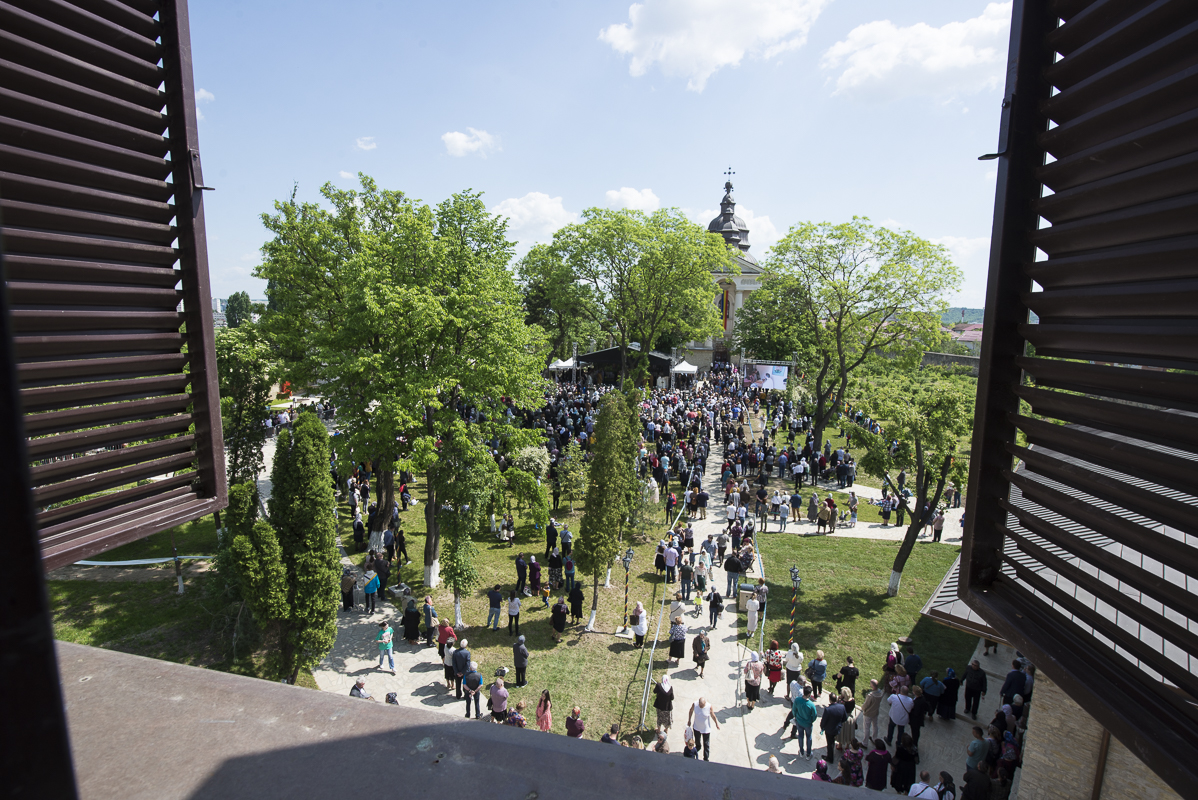 Șase ierarhi prezenți la slujbele de sfințire și binecuvântare ale ansamblului monahal de la Frumoasa