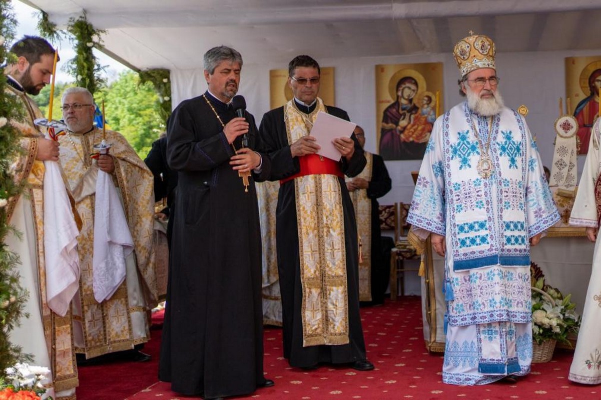 Doi ierarhi au sfinţit Biserica Parohiei Leorda, Protopopiatul Moineşti