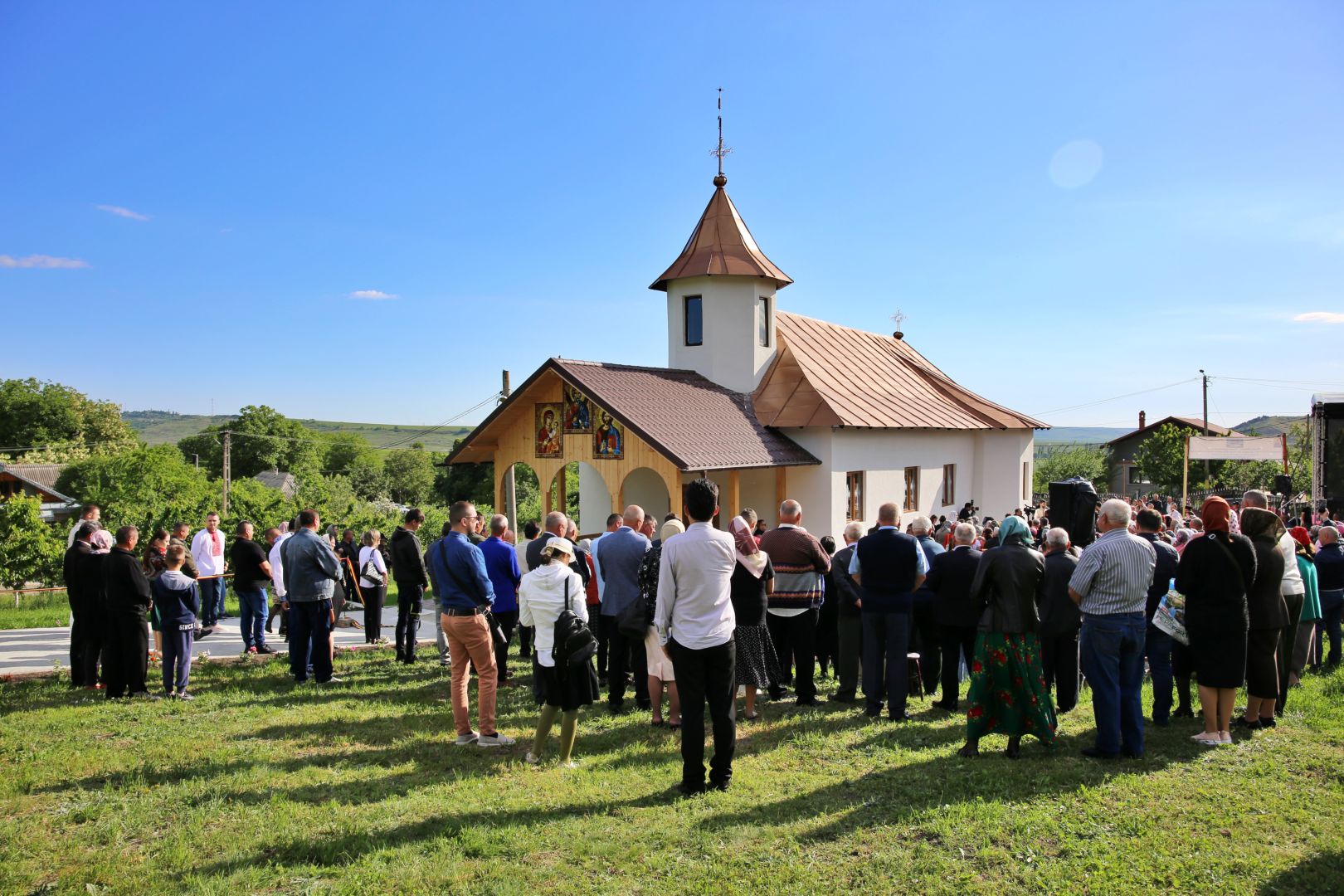 Biserica „Sfântul Apostol Andrei” - Coasta Măgurii/ Foto: Cătălin Acasandrei Biserica din localitatea Coasta Măgurii, sfințită: „În biserică omul urcă pentru a-L întâlni pe Dumnezeu”