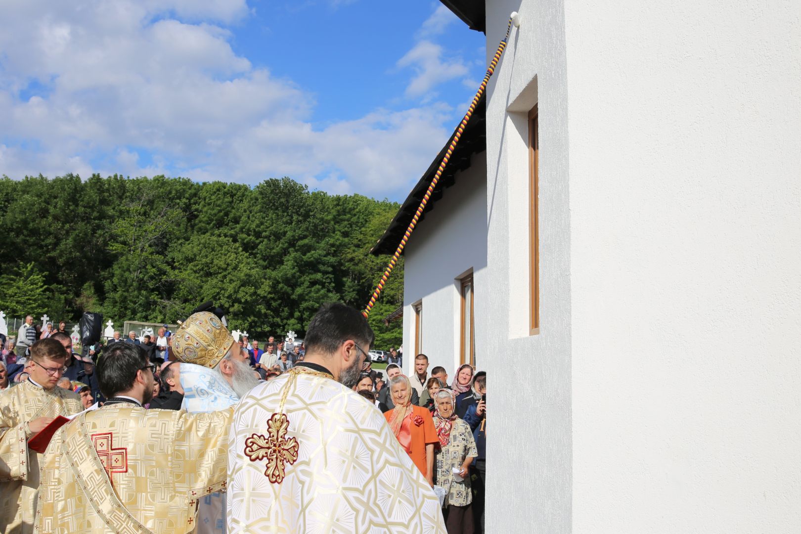 Foto: Cătălin Acasandrei Biserica din localitatea Coasta Măgurii, sfințită: „În biserică omul urcă pentru a-L întâlni pe Dumnezeu”