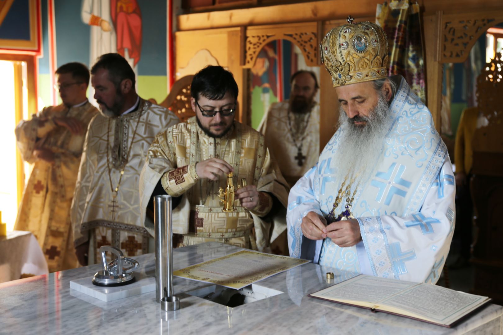 Foto: Cătălin Acasandrei Biserica din localitatea Coasta Măgurii, sfințită: „În biserică omul urcă pentru a-L întâlni pe Dumnezeu”
