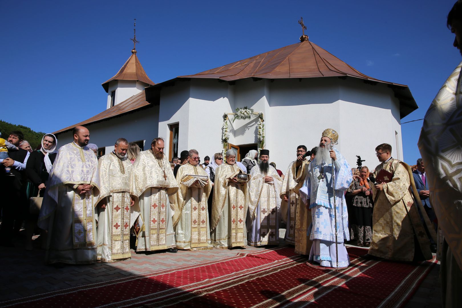 Foto: Cătălin Acasandrei Biserica din localitatea Coasta Măgurii, sfințită: „În biserică omul urcă pentru a-L întâlni pe Dumnezeu”