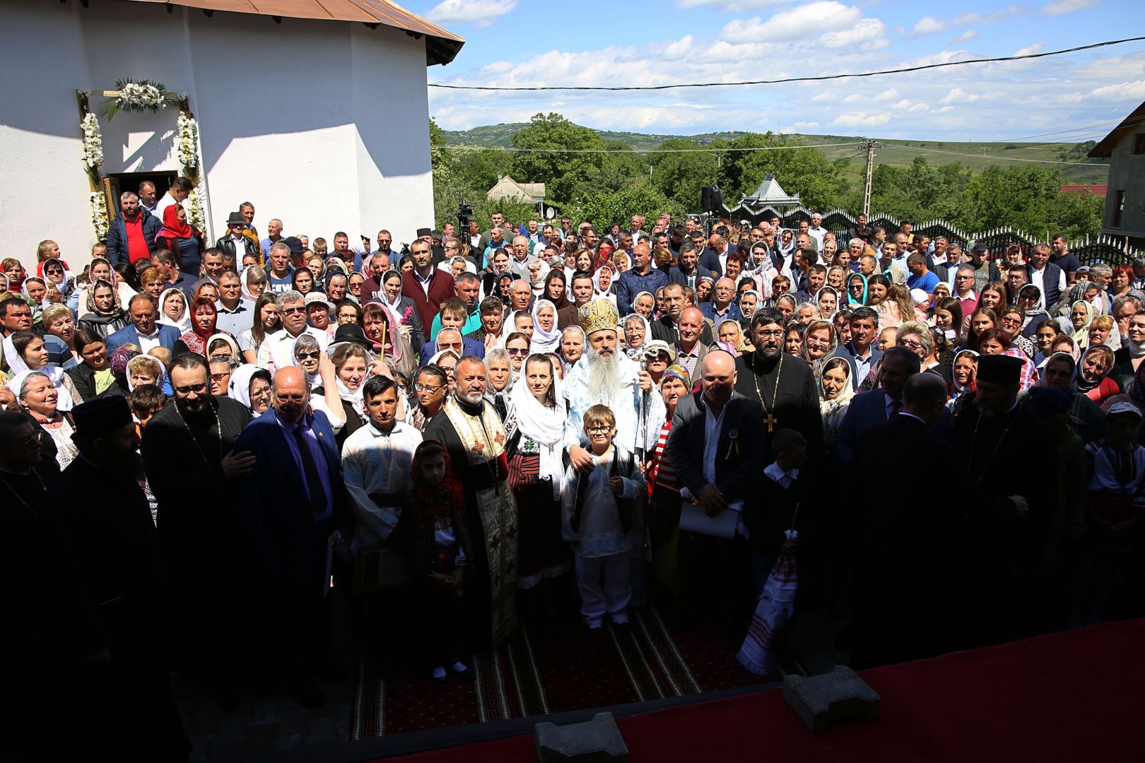 Biserica din localitatea Coasta Măgurii, sfințită: „În biserică omul urcă pentru a-L întâlni pe Dumnezeu”