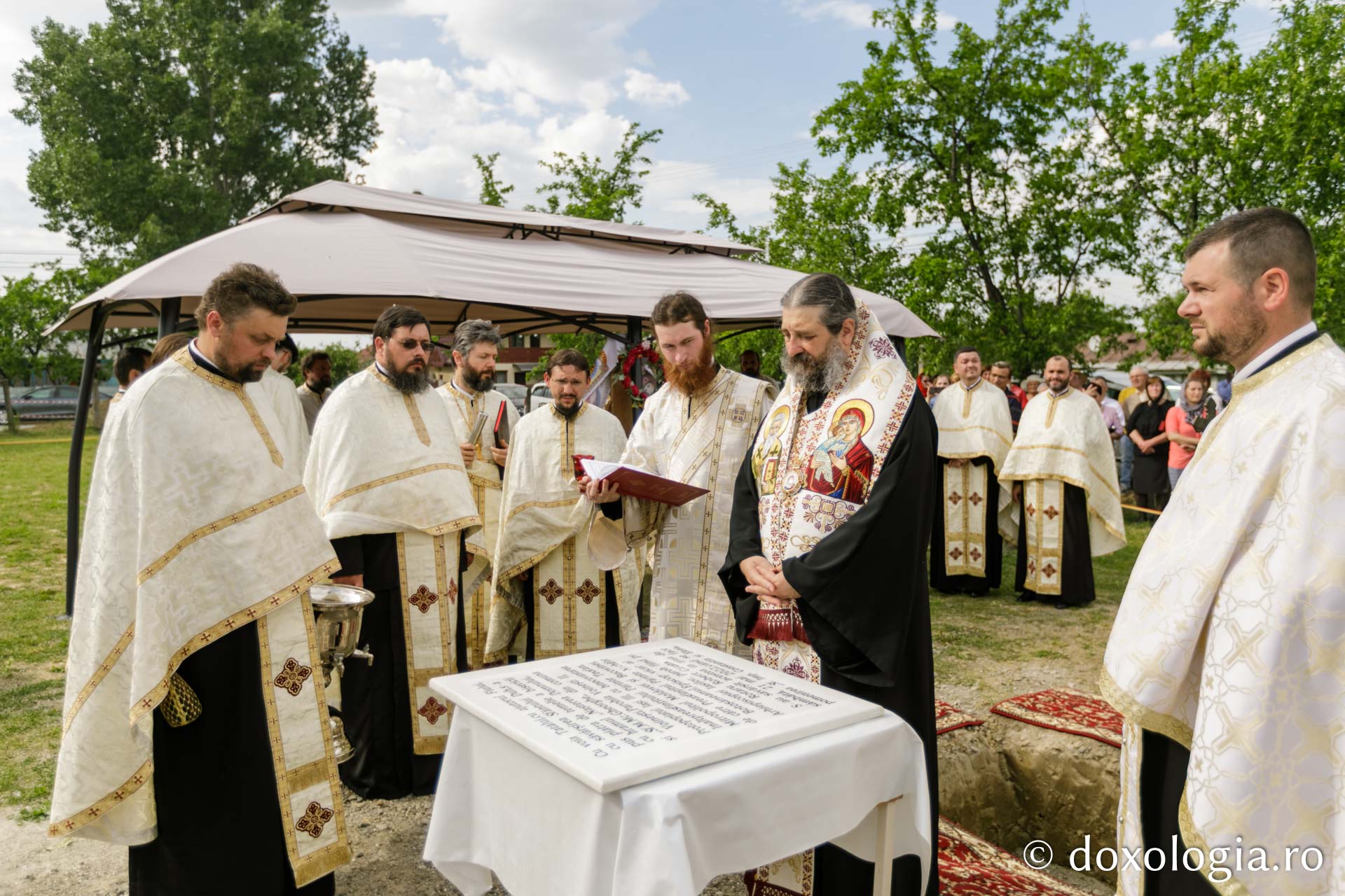 (Foto) Punerea pietrei de temelie pentru o nouă biserică în localitatea ieșeană Voinești