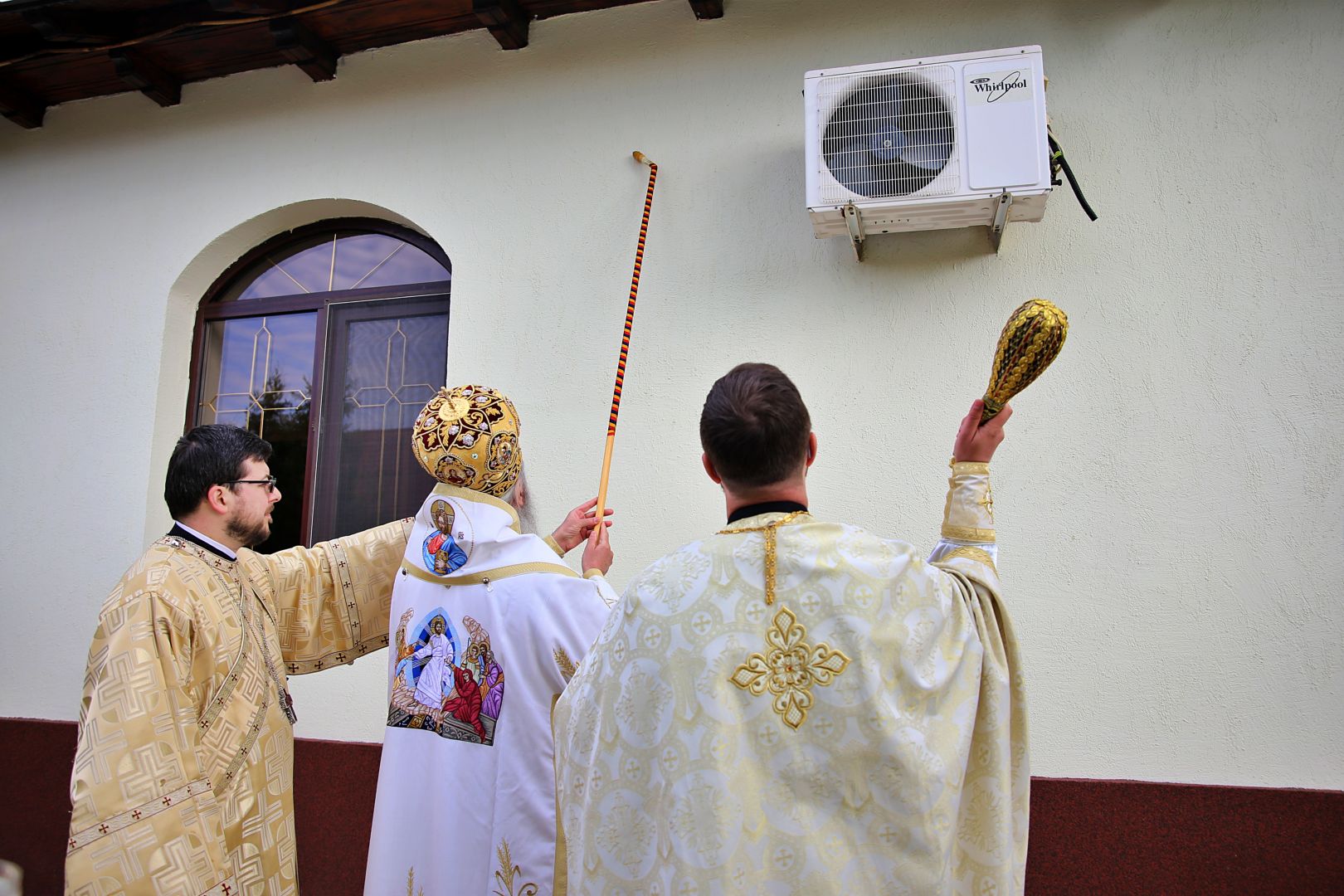 Paraclisul și noul așezământ al Parohiei Comarna de Sus, sfințite de IPS Mitropolit Teofan: „Purtătoare de viață este masa Sfântului Altar”