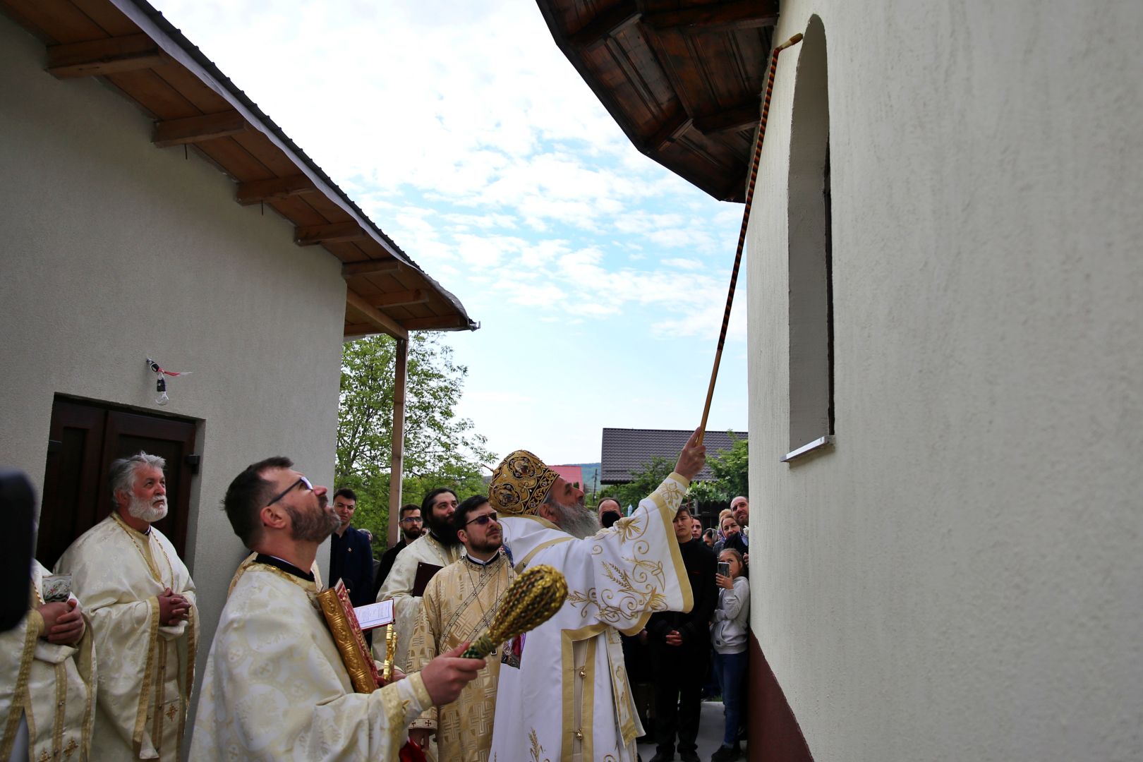 (Video) Paraclisul Parohiei „Sfântul Dumitru” Comarna de Sus a fost târnosit de IPS Teofan