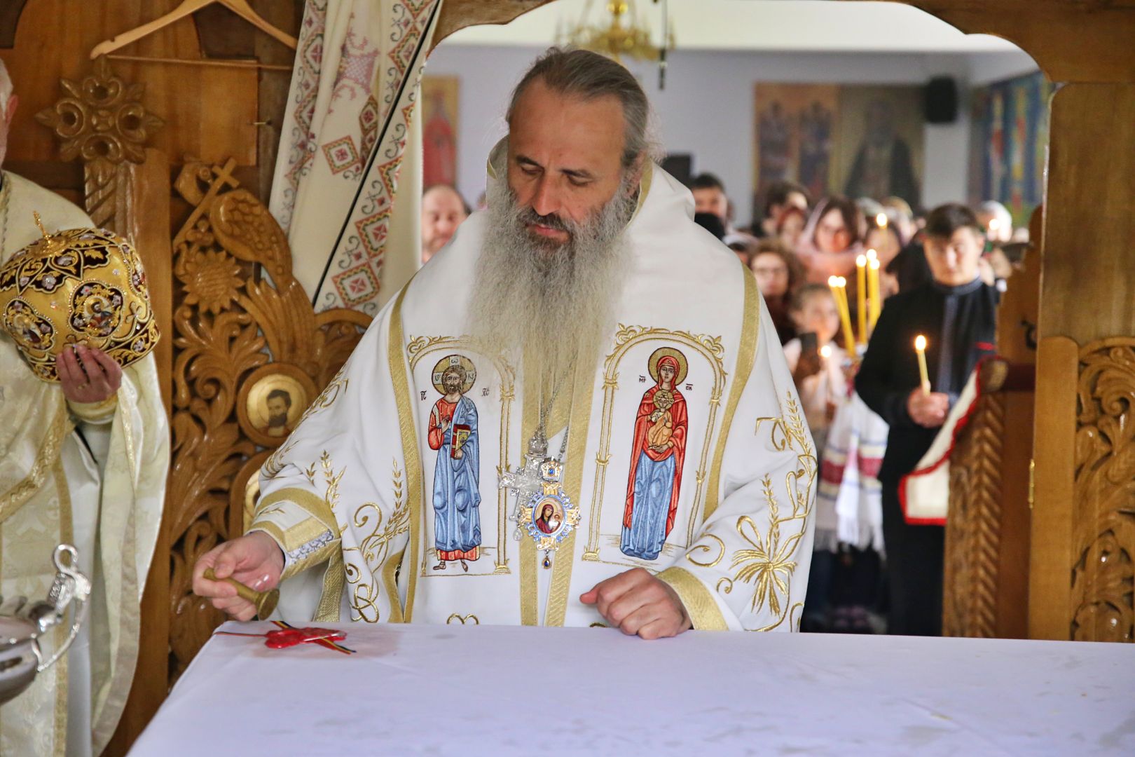 Paraclisul și noul așezământ al Parohiei Comarna de Sus, sfințite de IPS Mitropolit Teofan: „Purtătoare de viață este masa Sfântului Altar”