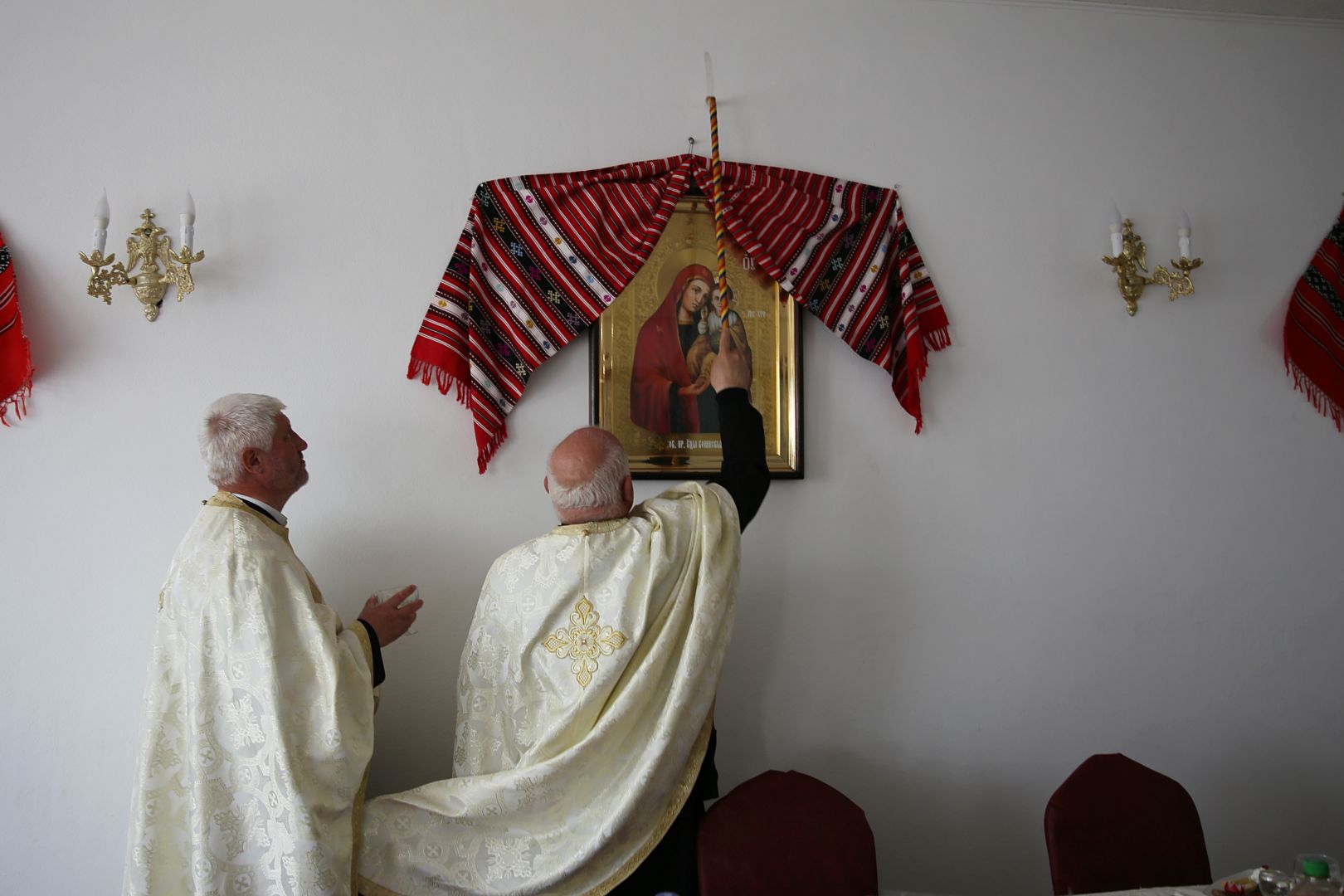 Paraclisul și noul așezământ al Parohiei Comarna de Sus, sfințite de IPS Mitropolit Teofan: „Purtătoare de viață este masa Sfântului Altar”