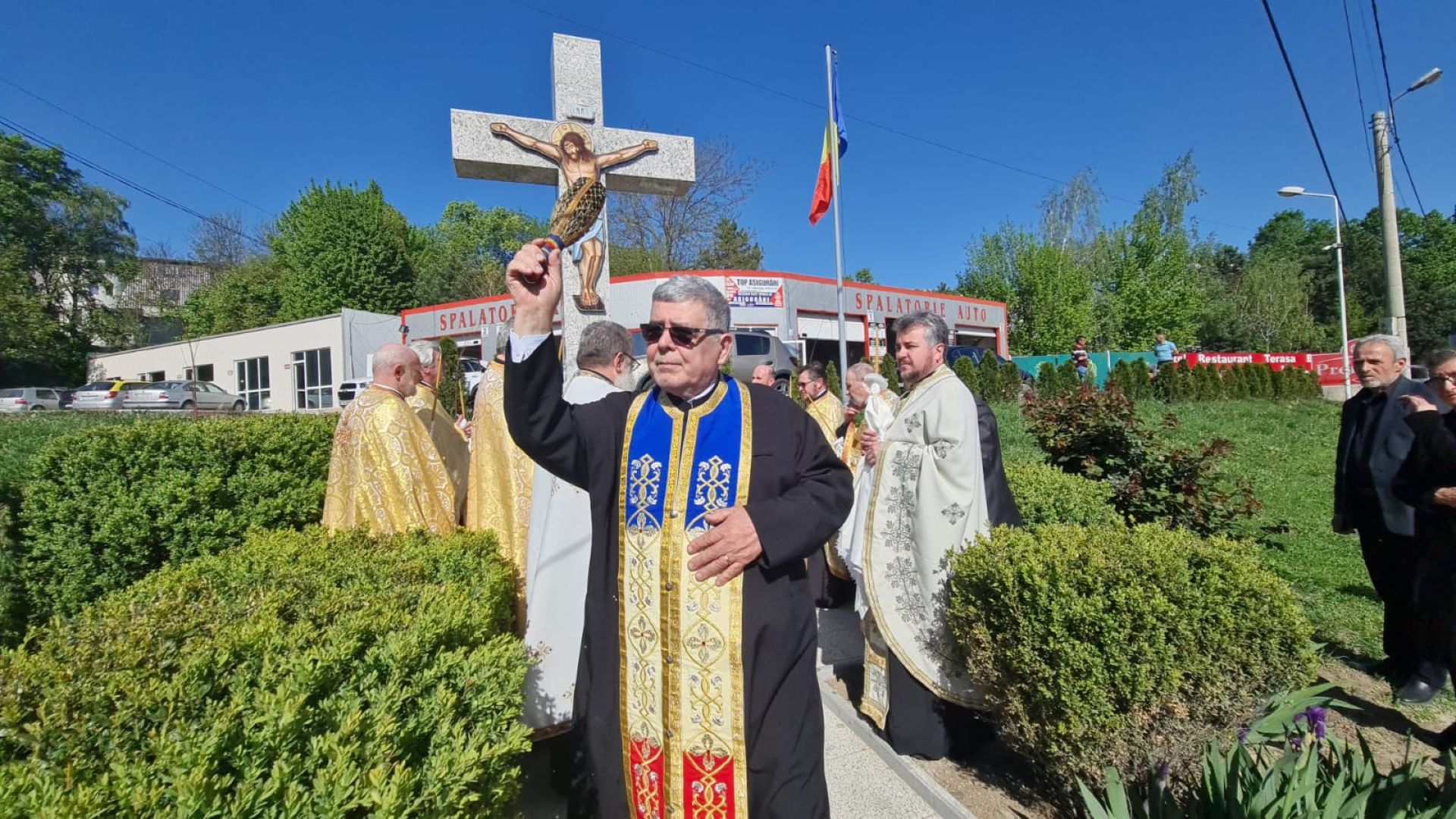 Troiță restaurată și sfințită la Botoșani: „Să luăm crucea și să îl urmăm pe Domnul nostru Iisus Hristos!”