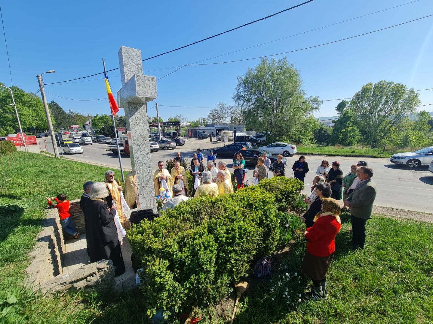 Troiță restaurată și sfințită la Botoșani: „Să luăm crucea și să îl urmăm pe Domnul nostru Iisus Hristos!”