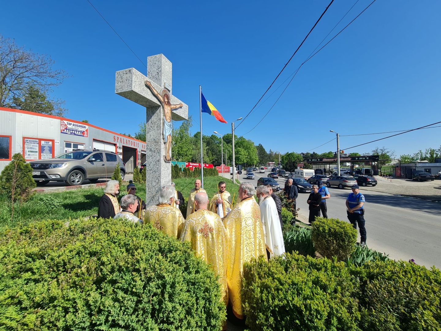 Troiță restaurată și sfințită la Botoșani: „Să luăm crucea și să îl urmăm pe Domnul nostru Iisus Hristos!”