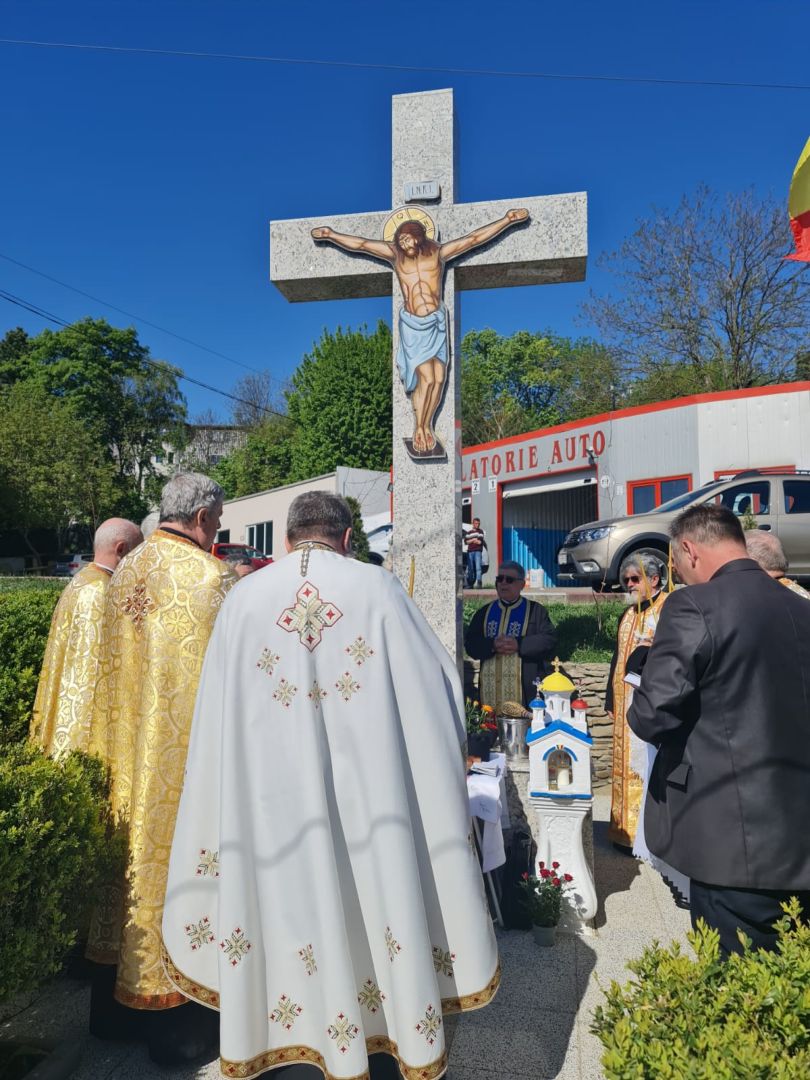 Troiță restaurată și sfințită la Botoșani: „Să luăm crucea și să îl urmăm pe Domnul nostru Iisus Hristos!”