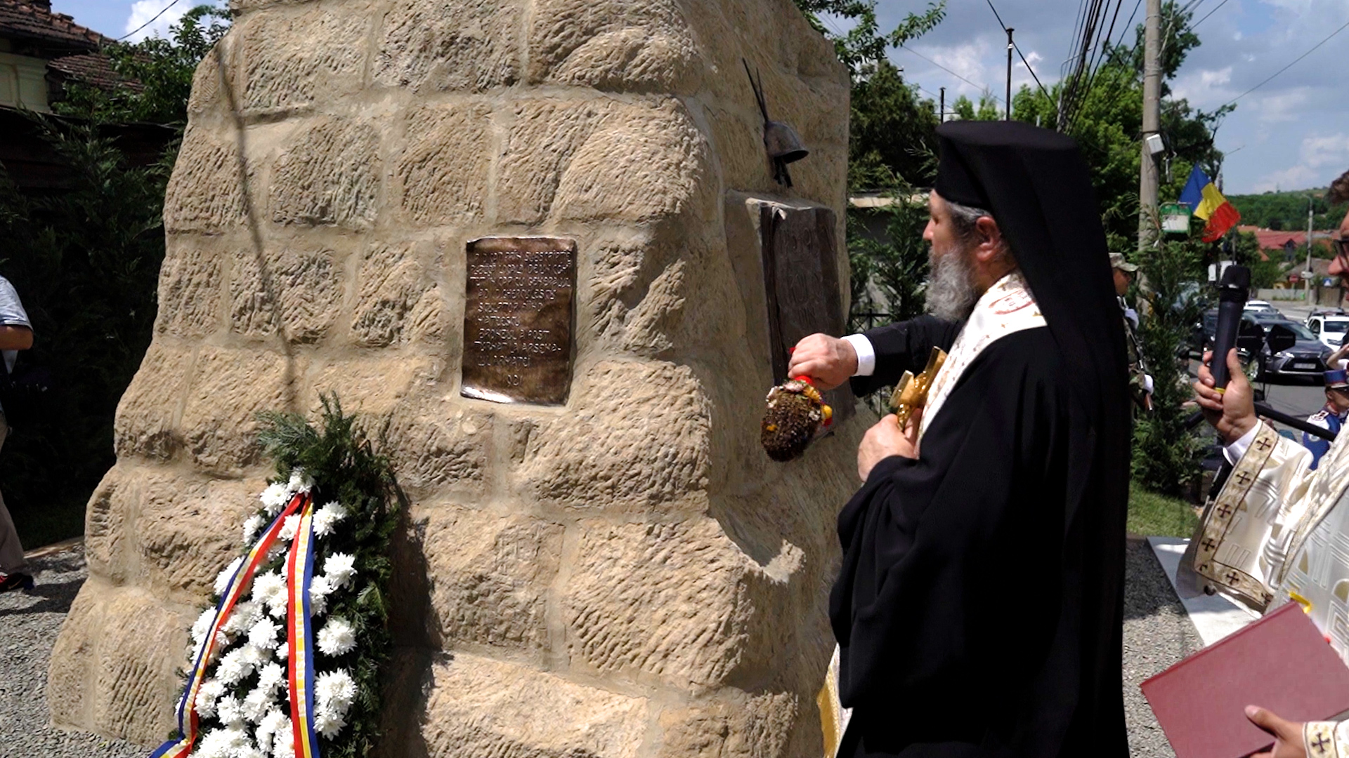 (Video) Preasfințitul Nichifor Botoșăneanul a resfințit Monumentul Eroilor din cartierul ieșean Bucium