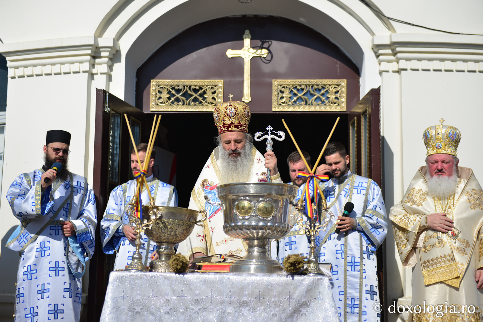 Cler și popor în rugăciune, de hramul Mănăstirii Neamț