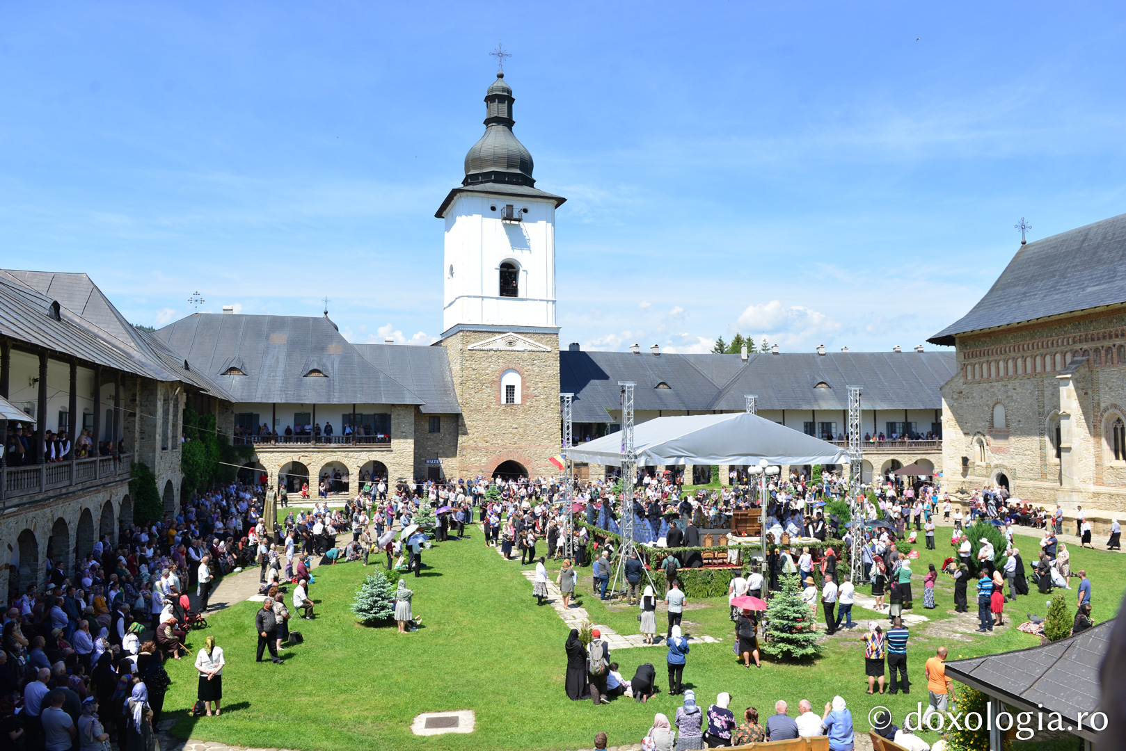 Cler și popor în rugăciune, de hramul Mănăstirii Neamț