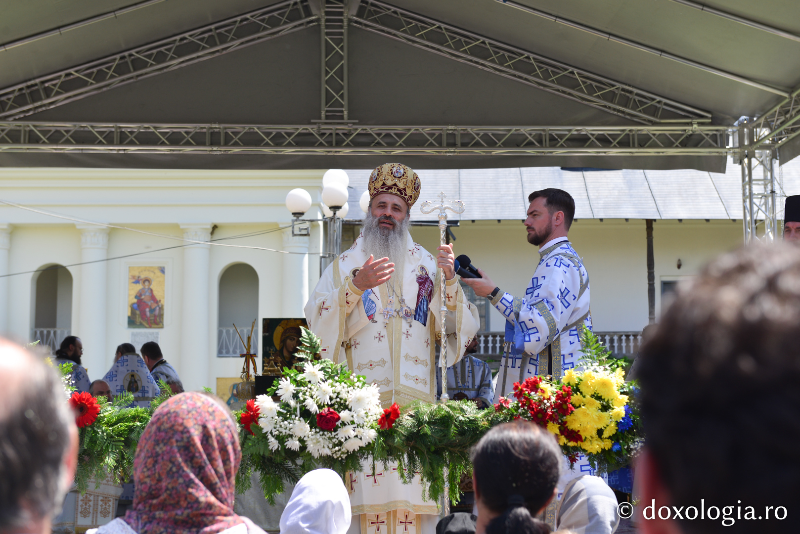 Cler și popor în rugăciune, de hramul Mănăstirii Neamț