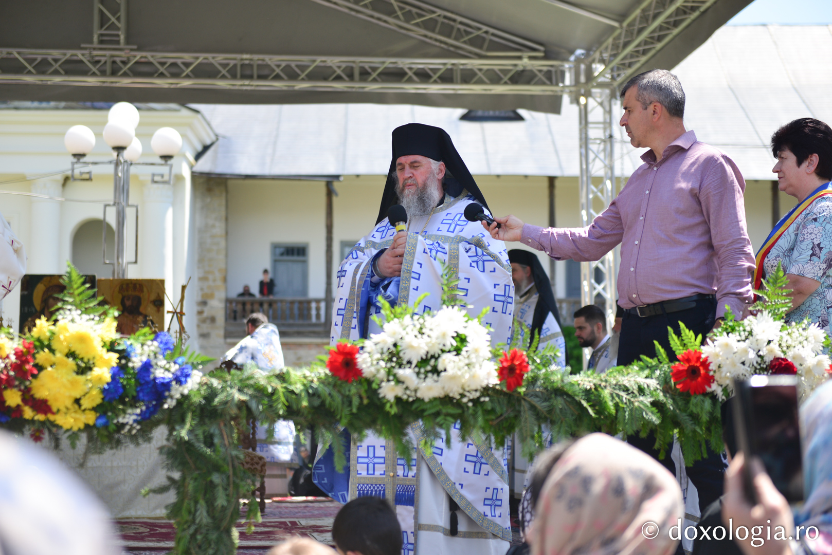 Cler și popor în rugăciune, de hramul Mănăstirii Neamț