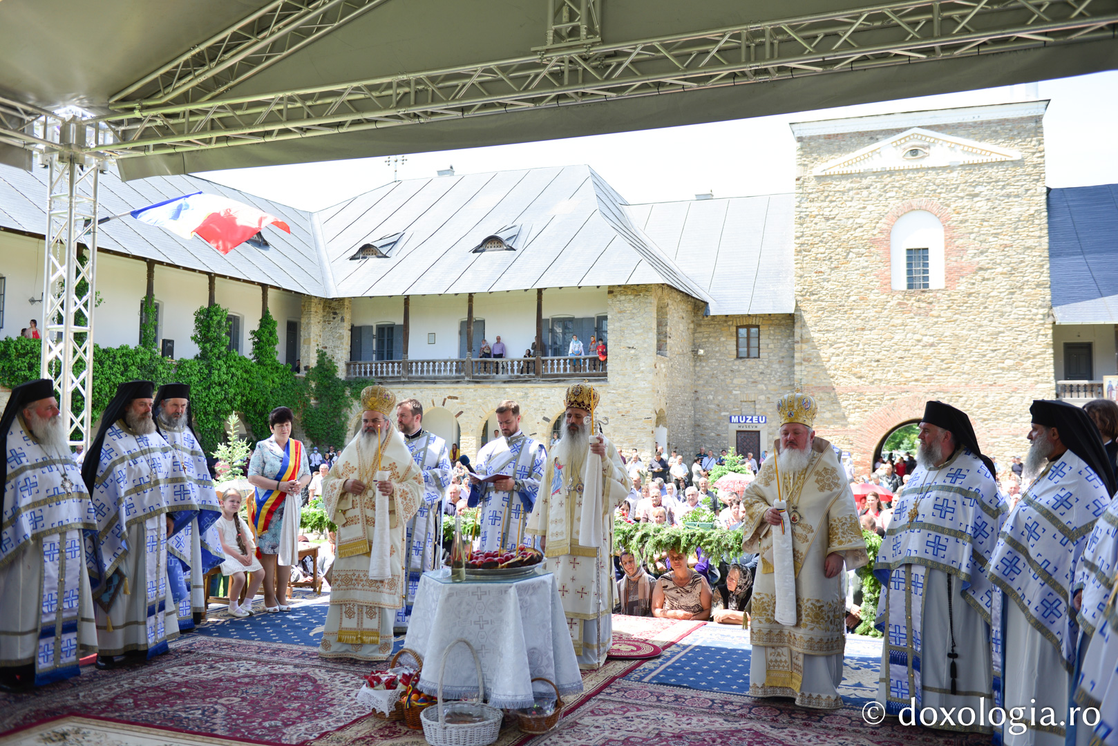 Cler și popor în rugăciune, de hramul Mănăstirii Neamț