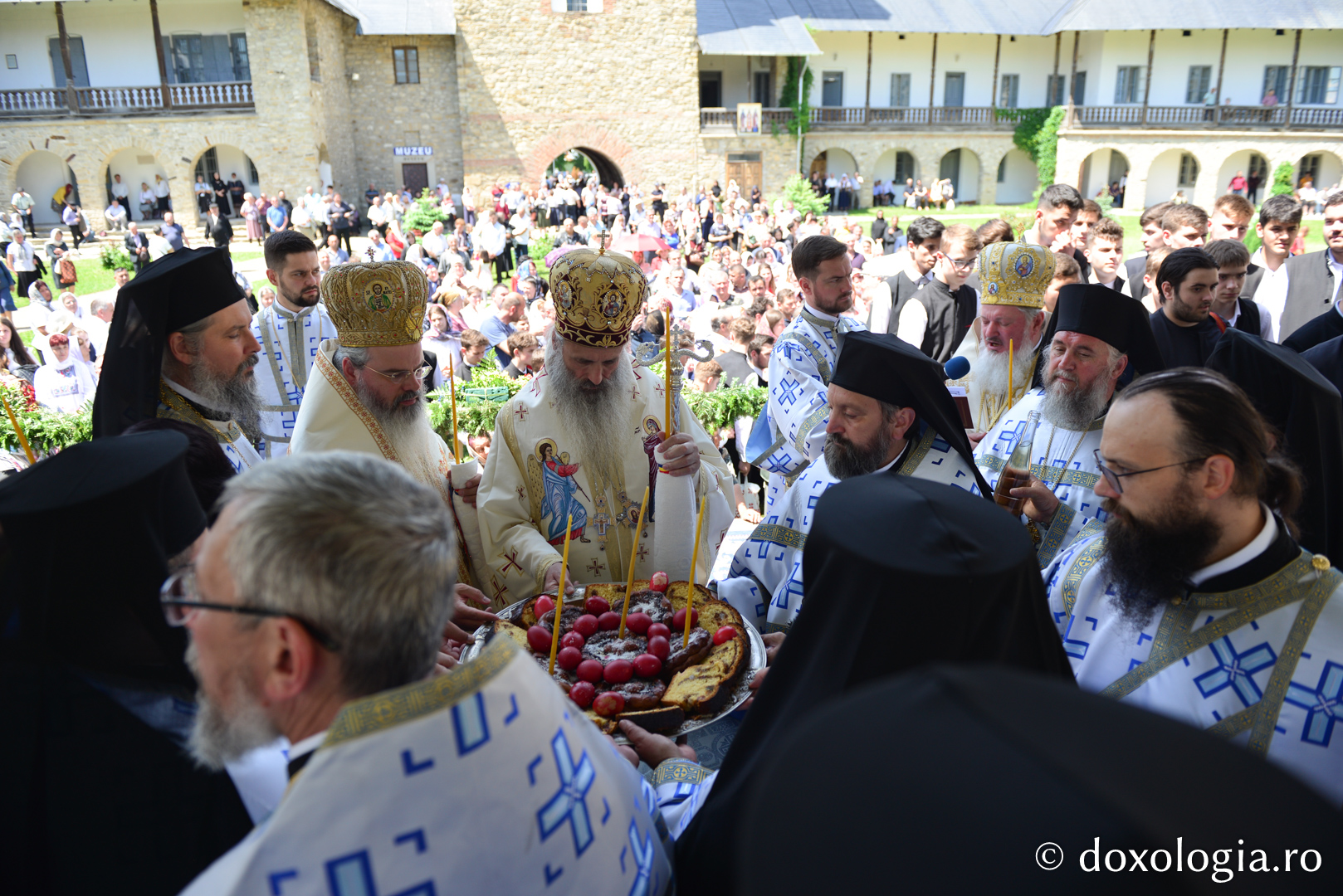 Cler și popor în rugăciune, de hramul Mănăstirii Neamț