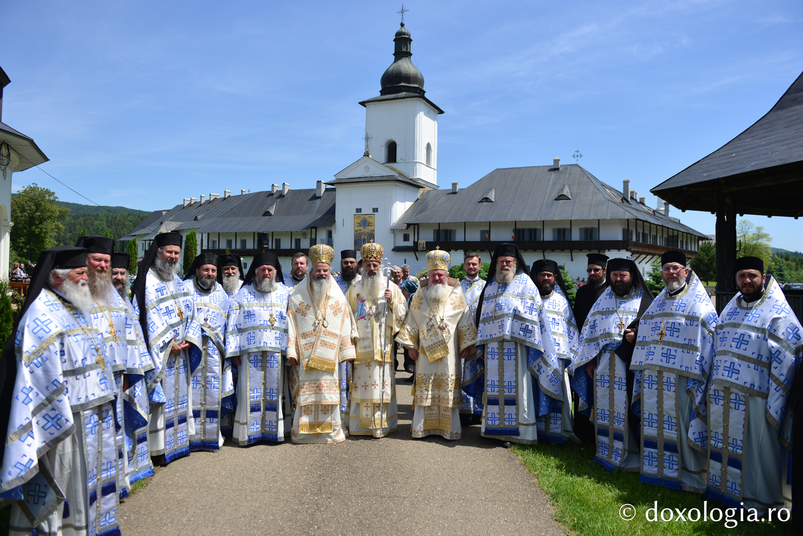 Cler și popor în rugăciune, de hramul Mănăstirii Neamț