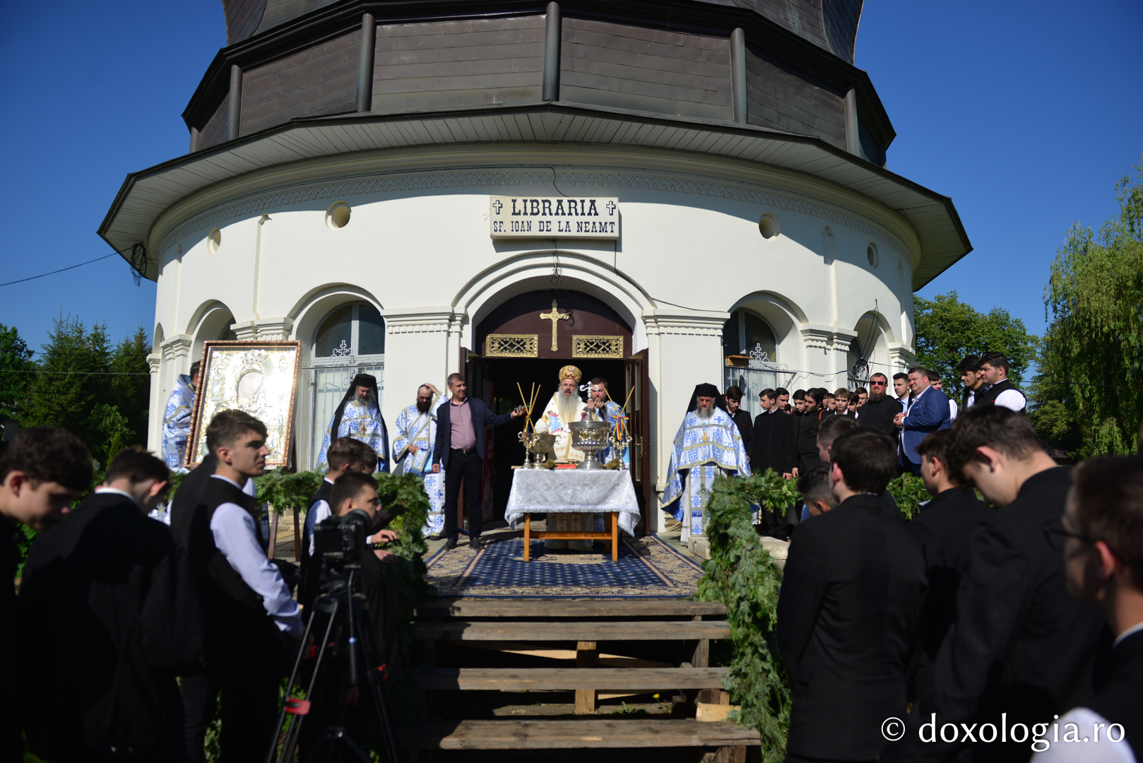 Cler și popor în rugăciune, de hramul Mănăstirii Neamț
