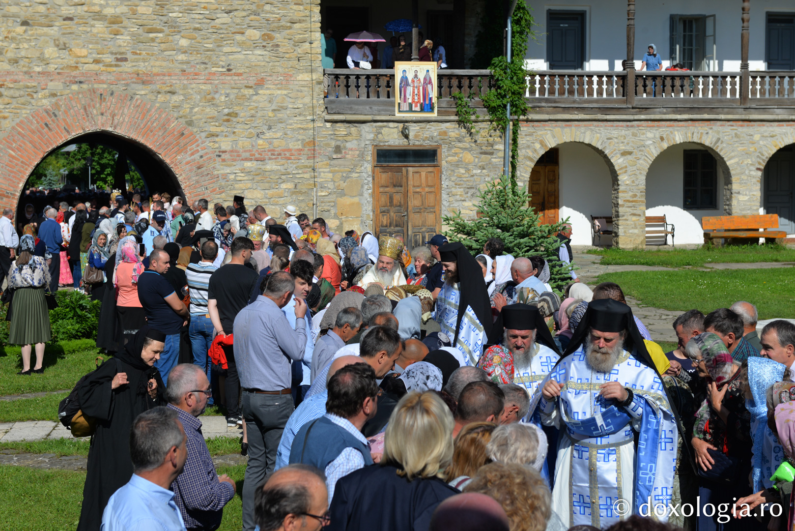 Cler și popor în rugăciune, de hramul Mănăstirii Neamț