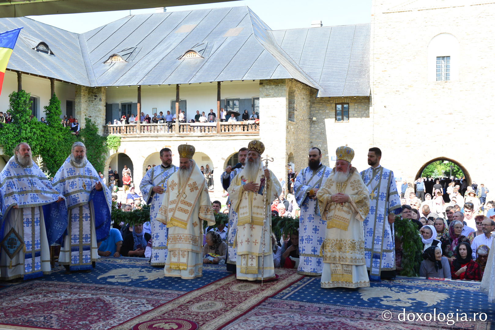 Cler și popor în rugăciune, de hramul Mănăstirii Neamț
