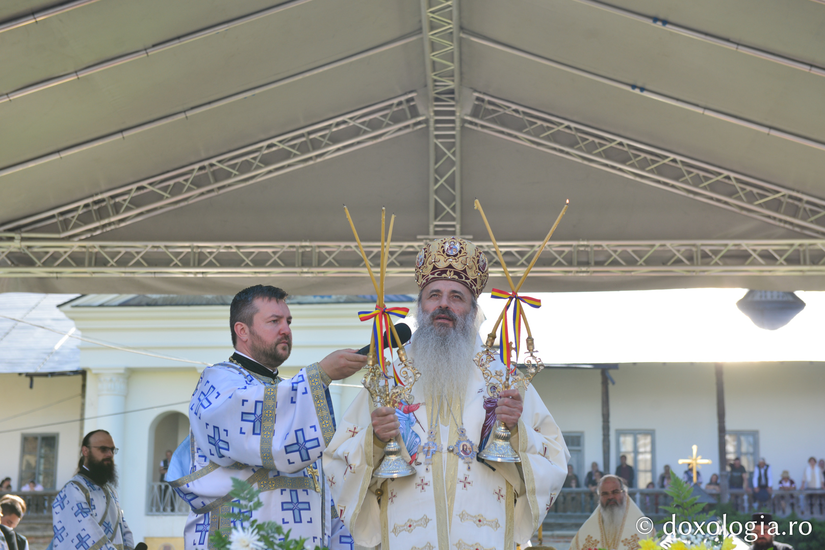 Cler și popor în rugăciune, de hramul Mănăstirii Neamț
