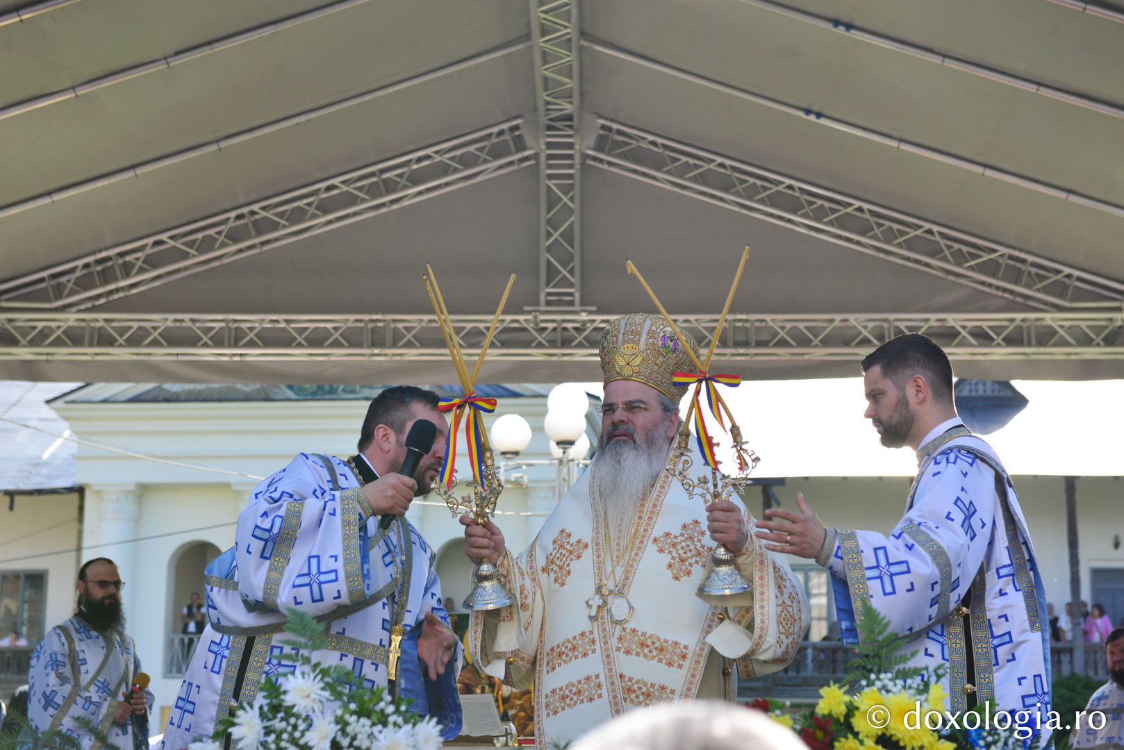 Cler și popor în rugăciune, de hramul Mănăstirii Neamț