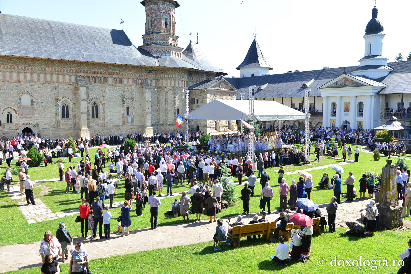 Cler și popor în rugăciune, de hramul Mănăstirii Neamț