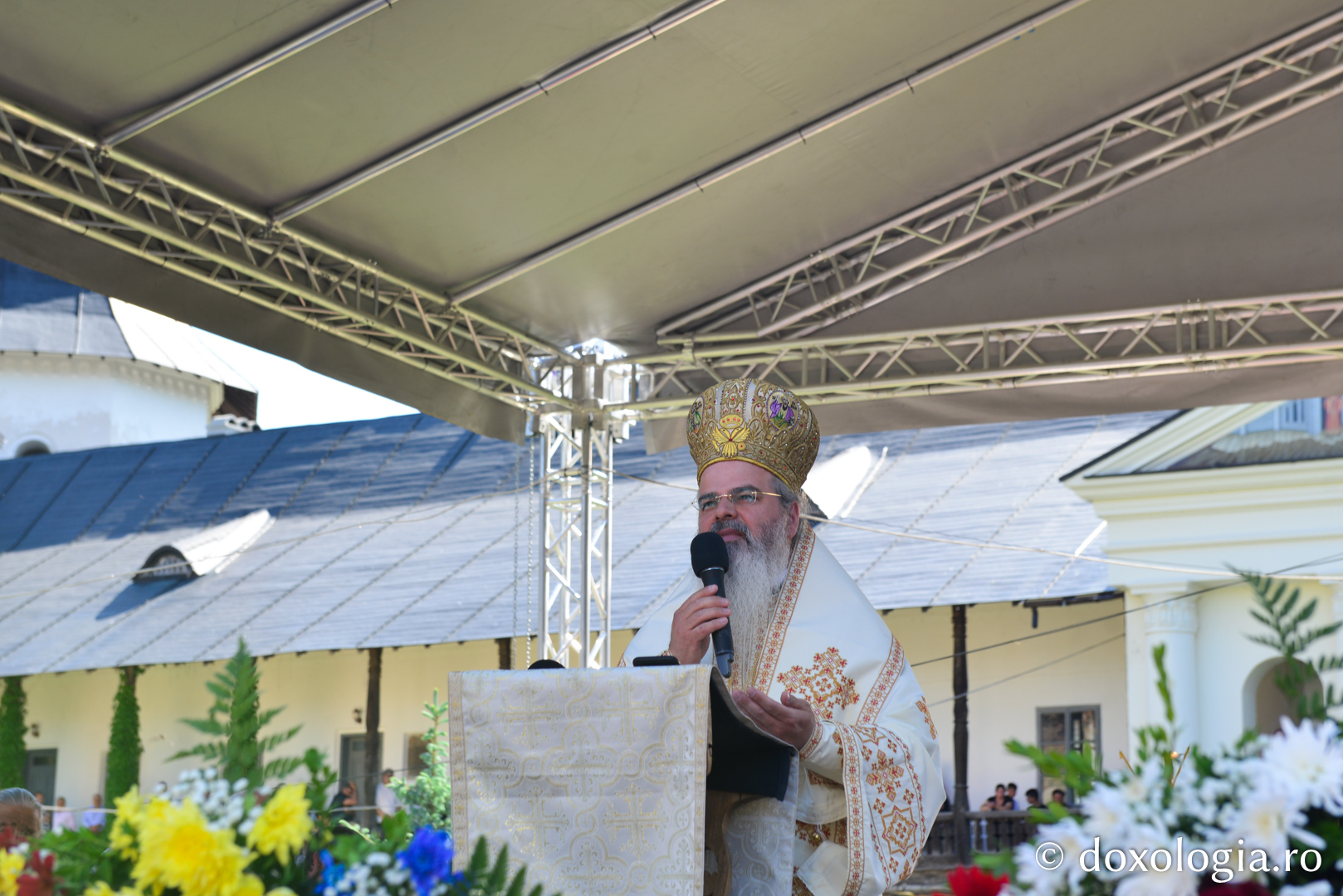 Cler și popor în rugăciune, de hramul Mănăstirii Neamț