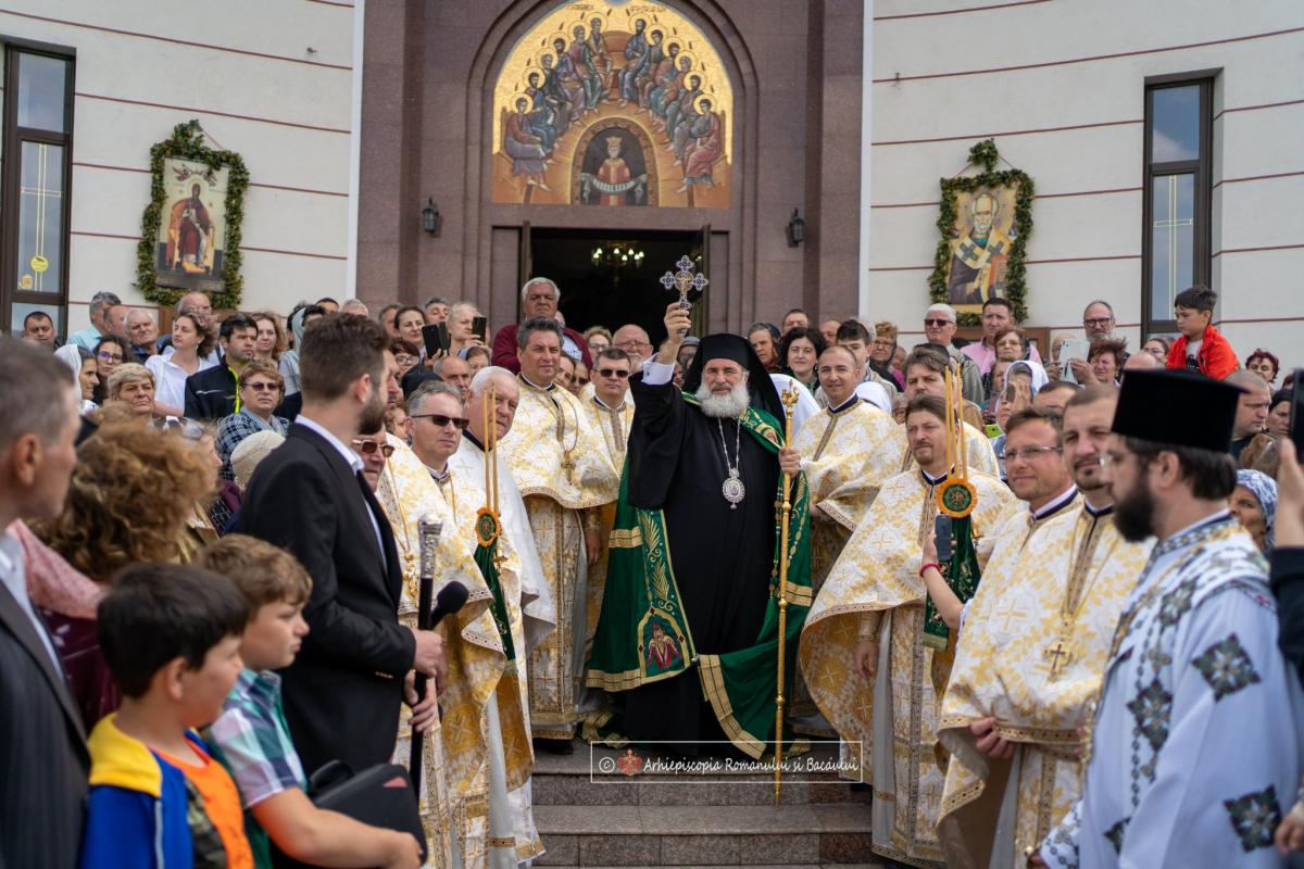 Binecuvântare arhierească la hramul Parohiei „Pogorârea Sfântului Duh” din Bacău
