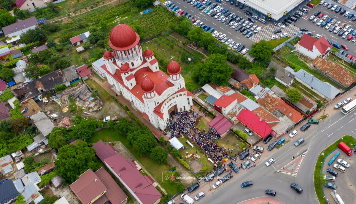 Binecuvântare arhierească la hramul Parohiei „Pogorârea Sfântului Duh” din Bacău