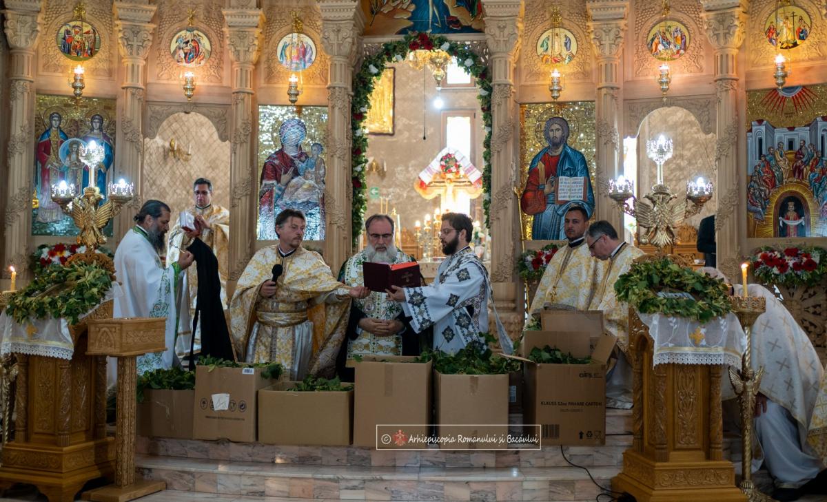 Binecuvântare arhierească la hramul Parohiei „Pogorârea Sfântului Duh” din Bacău