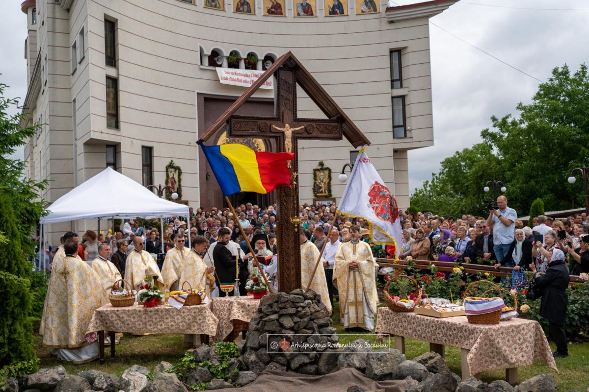 Binecuvântare arhierească la hramul Parohiei „Pogorârea Sfântului Duh” din Bacău