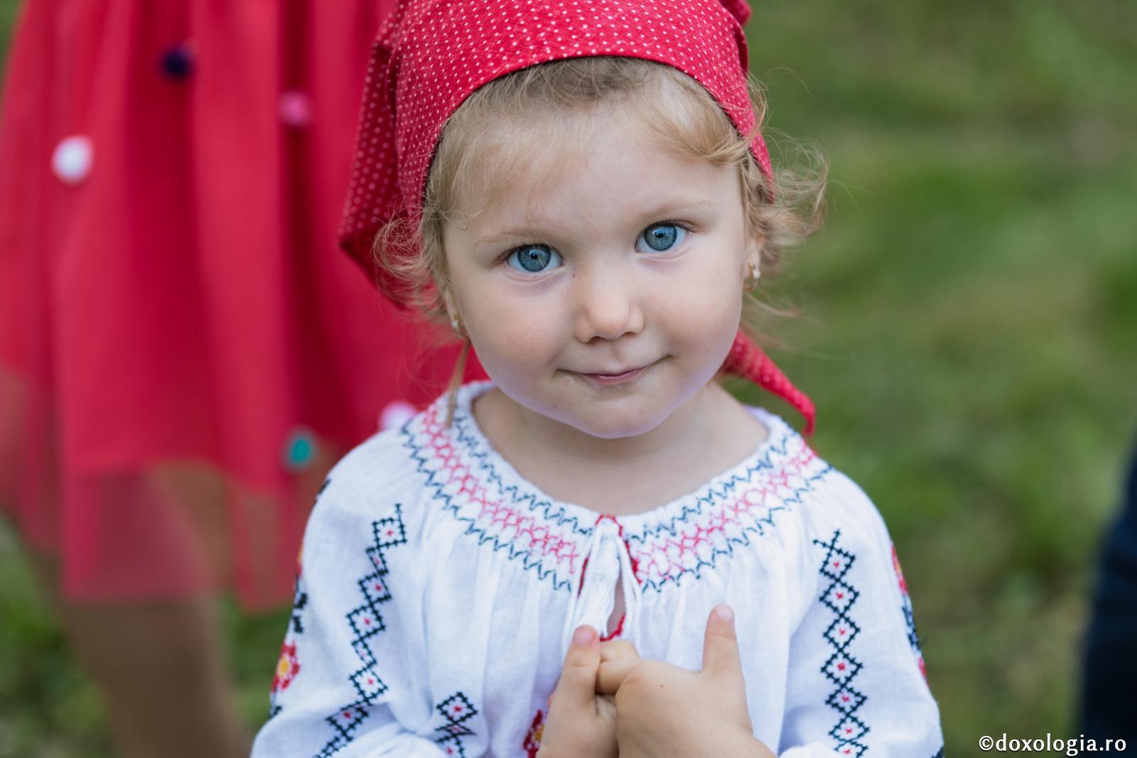 Ziua Copilăriei, oricine ai fi... / Foto: Oana Nechifor fetiță în costum popular