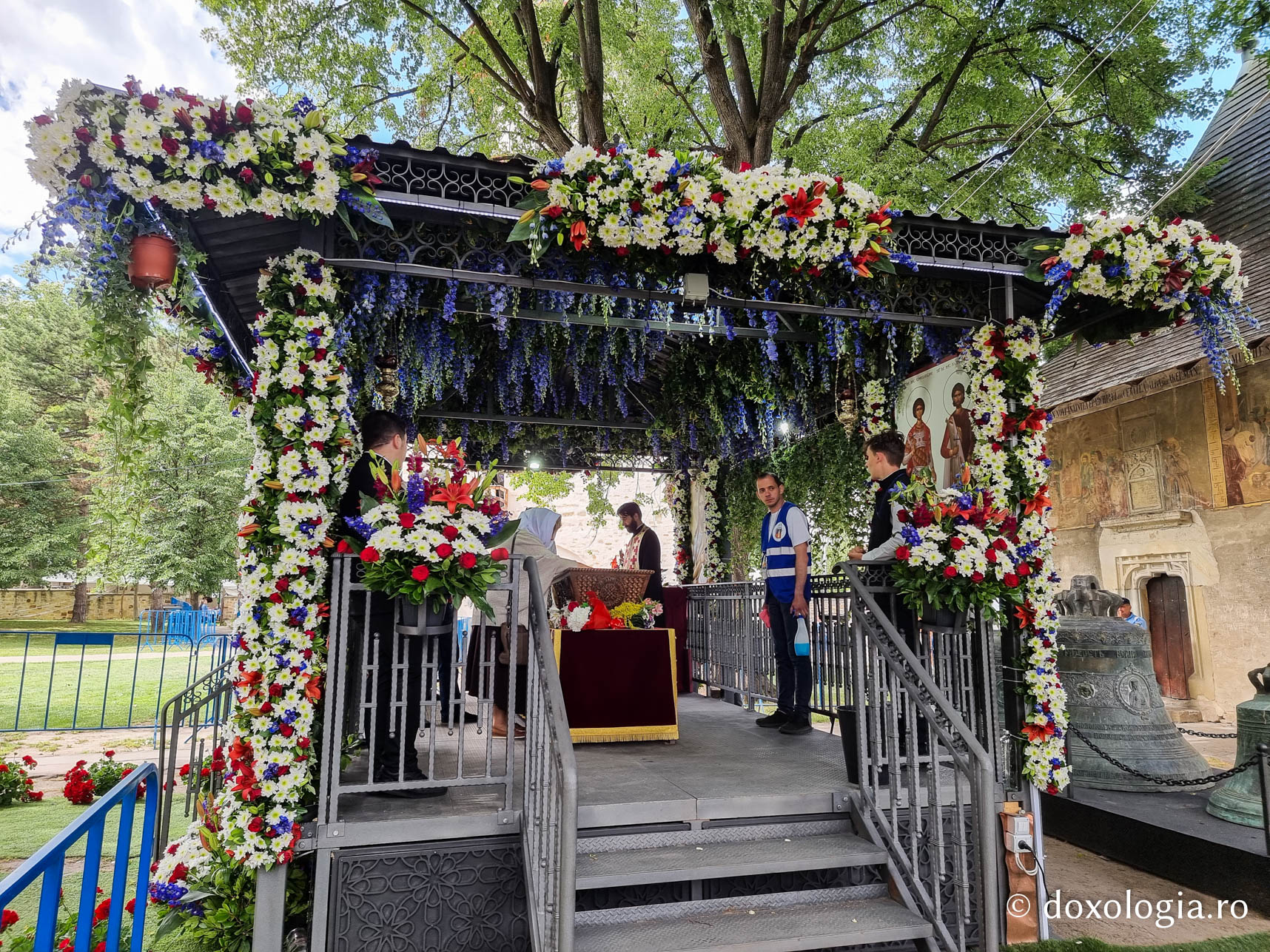 (Foto) Florile Sfântului Ioan cel Nou de la Suceava #HramSuceava2022