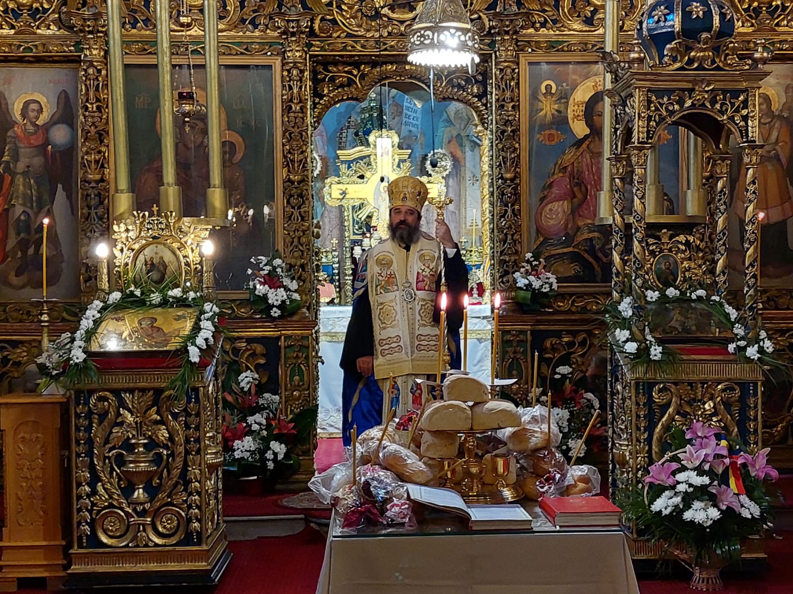 Slujbă arhierească, în ajun de hram, la Mănăstirea Golia