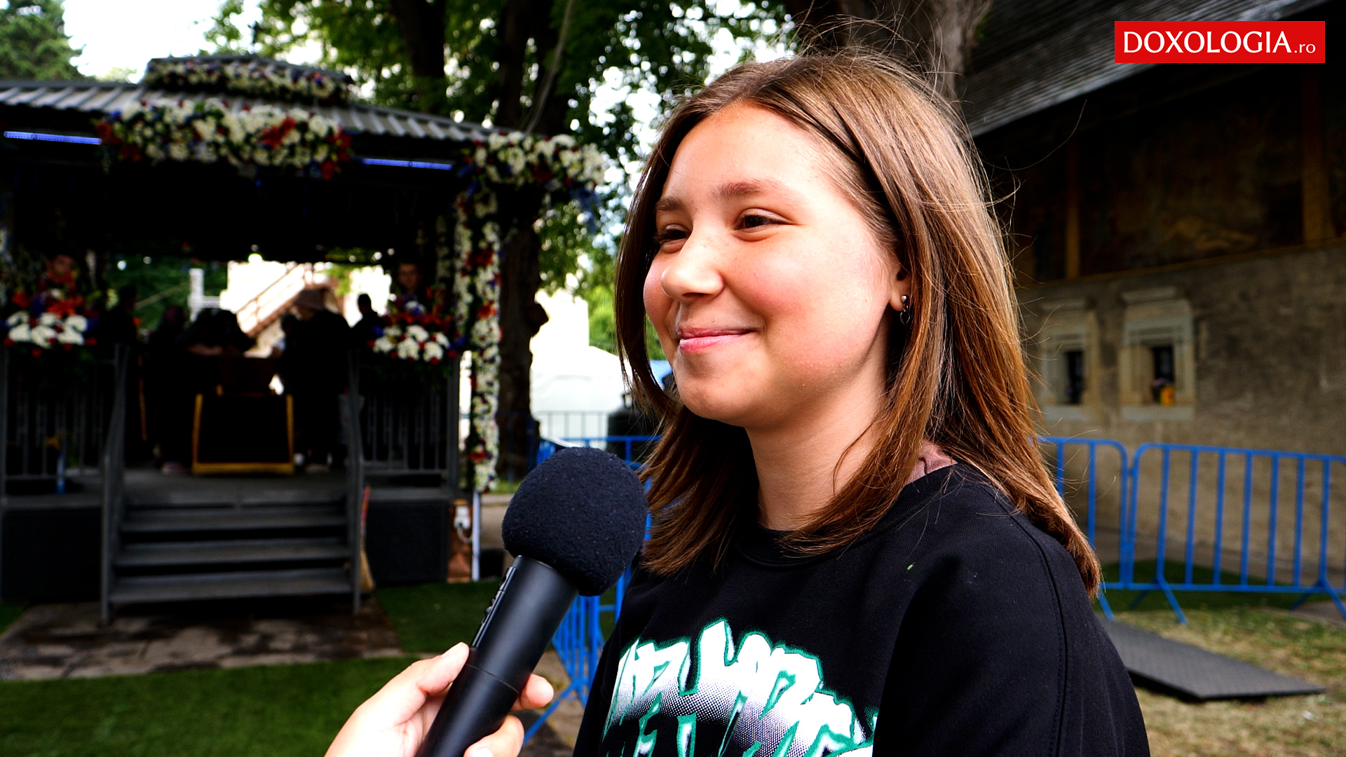 (Video) Alături de bunica, la racla Sfântului Ioan: „Chiar nu regret că am venit” #HramSuceava2022