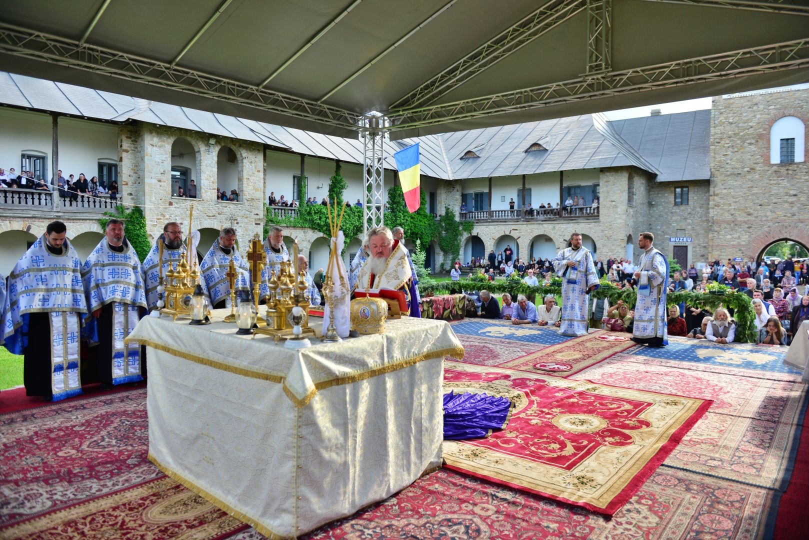 Cler și popor în rugăciune, de hramul Mănăstirii Neamț