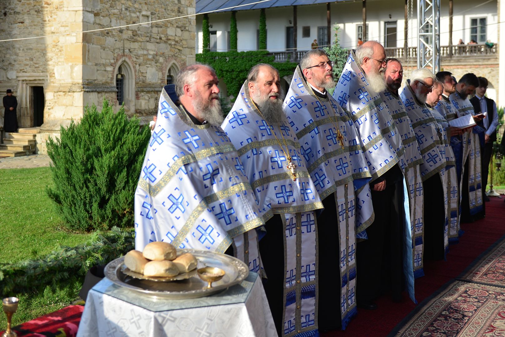 Cler și popor în rugăciune, de hramul Mănăstirii Neamț