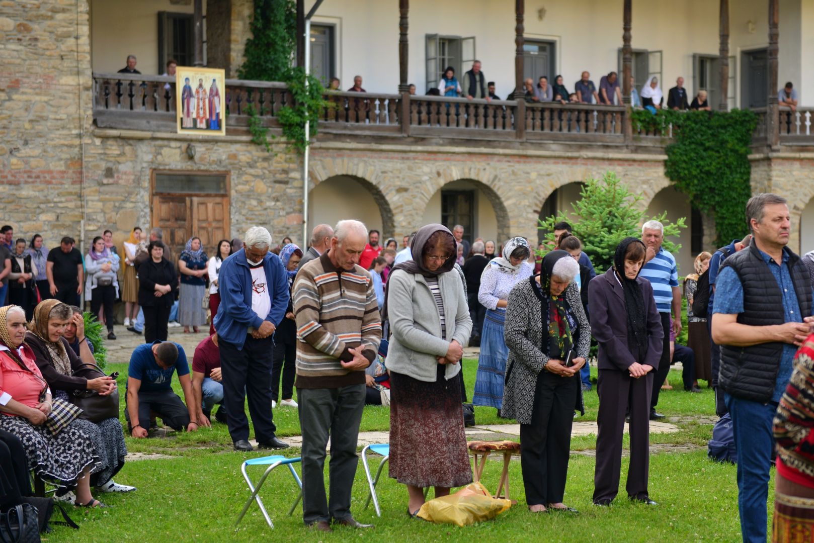 Cler și popor în rugăciune, de hramul Mănăstirii Neamț