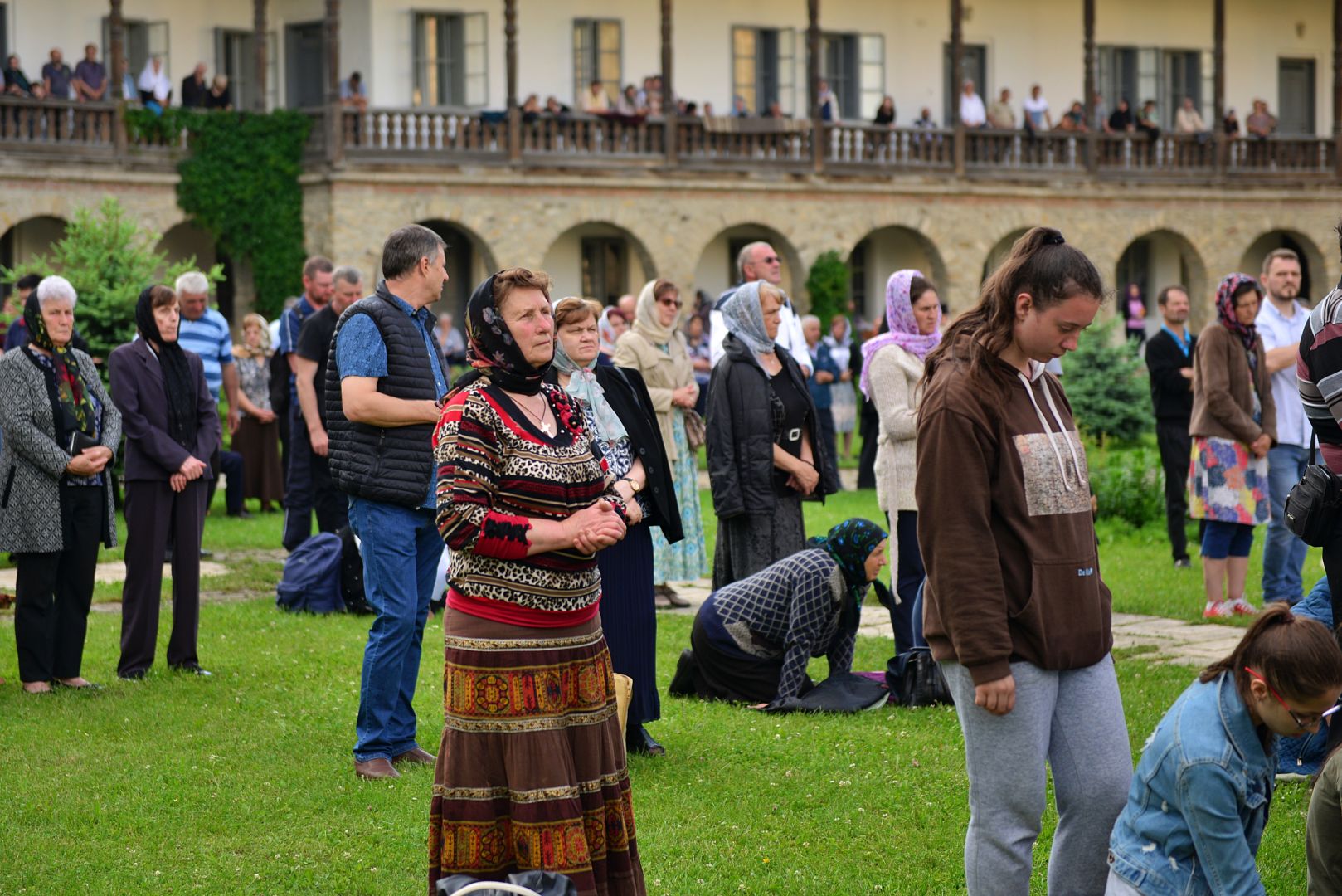 Cler și popor în rugăciune, de hramul Mănăstirii Neamț