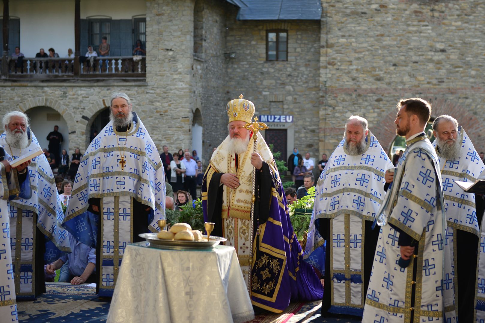 Cler și popor în rugăciune, de hramul Mănăstirii Neamț