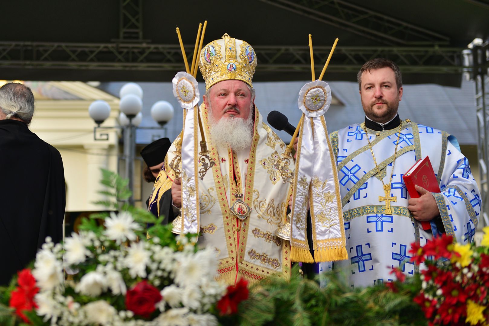 Cler și popor în rugăciune, de hramul Mănăstirii Neamț