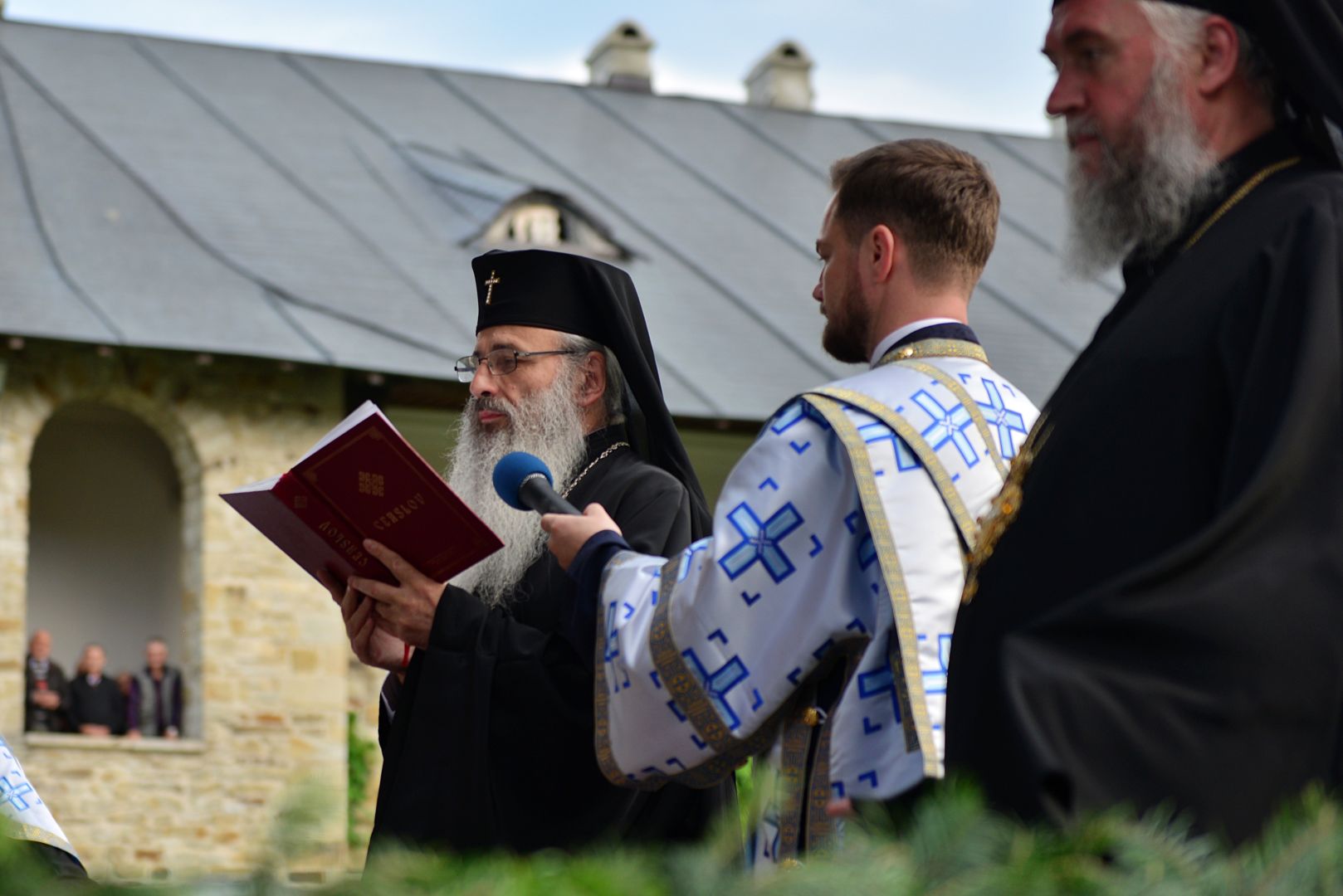 Cler și popor în rugăciune, de hramul Mănăstirii Neamț