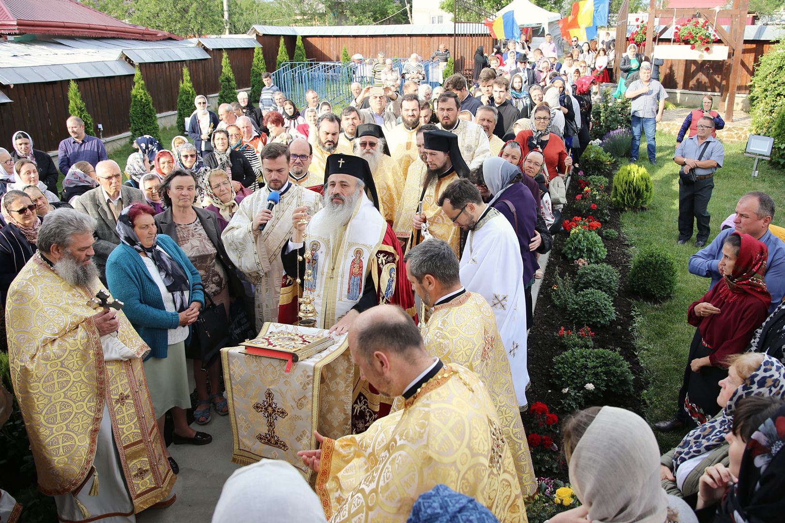 Un locaș închinat Sfintei Parascheva și Sfinților Arhangheli a fost târnosit de Mitropolitul Moldovei și Bucovinei